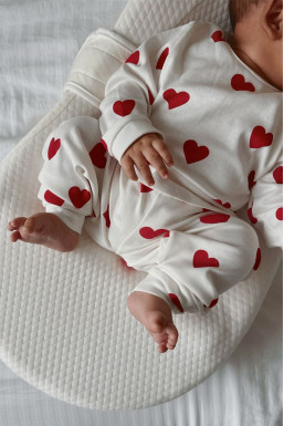 Піжама дитяча реглан та штани, принт червоне сердечко