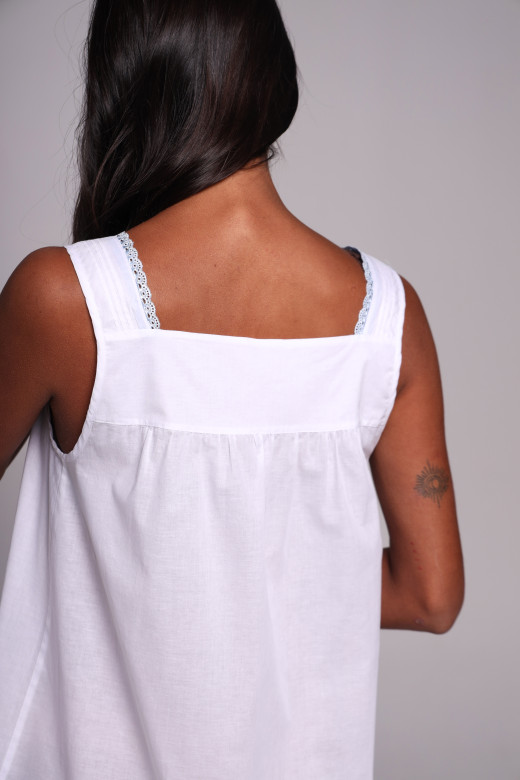 Сорочка ночная батистовая женская, цвет белый с голубым кружевом