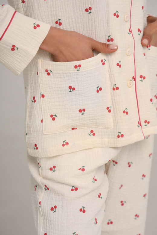Піжамний костюм з мусліну з вишеньками та бордовим кантом від German Volf