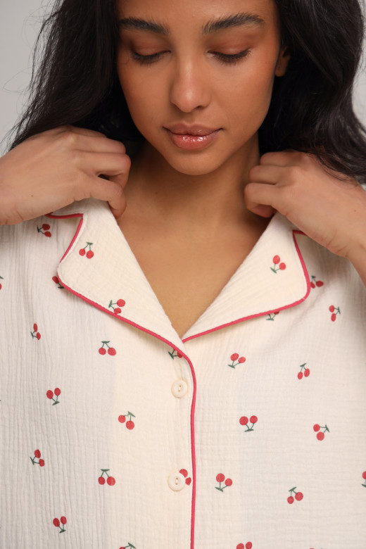 Піжамний костюм з мусліну з вишеньками та бордовим кантом від German Volf