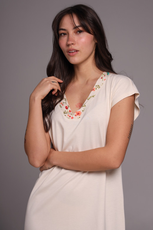 Ночная сорочка молочного цвета с цветочным кантом German Volf