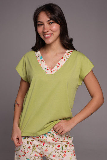 Жіноча футболка з куліра в зеленому відтінку з квітковим кантом, колекція "Прованс"