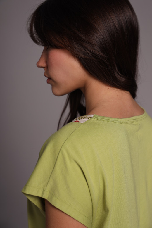 Женская футболка из кулира с цветочным кантом German Volf — зеленый оттенок, свободный крой