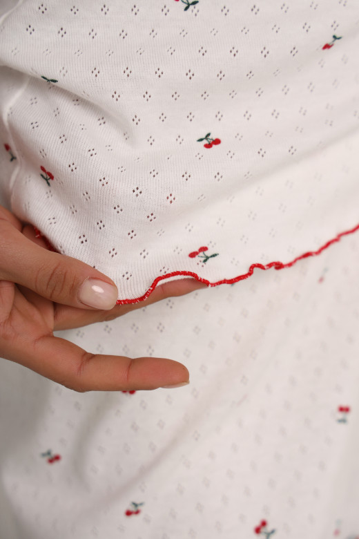 Майка для сна и дома из ажурного трикотажа с принтом вишни и красным кантом от German Volf