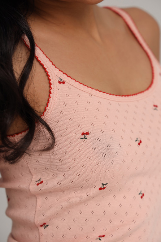 Майка для сна и дома из ажурного трикотажа с принтом вишни и красным кантом от German Volf