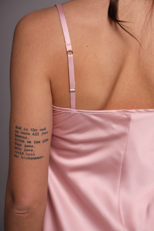 Сорочка нічна шовкова з мереживом на тонких бретелях - German Volf колір рожевий